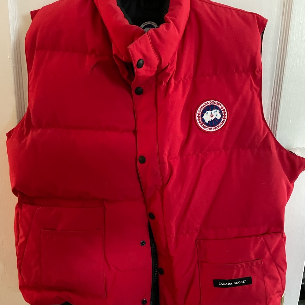 Selling a sz LG Canada goose red vest